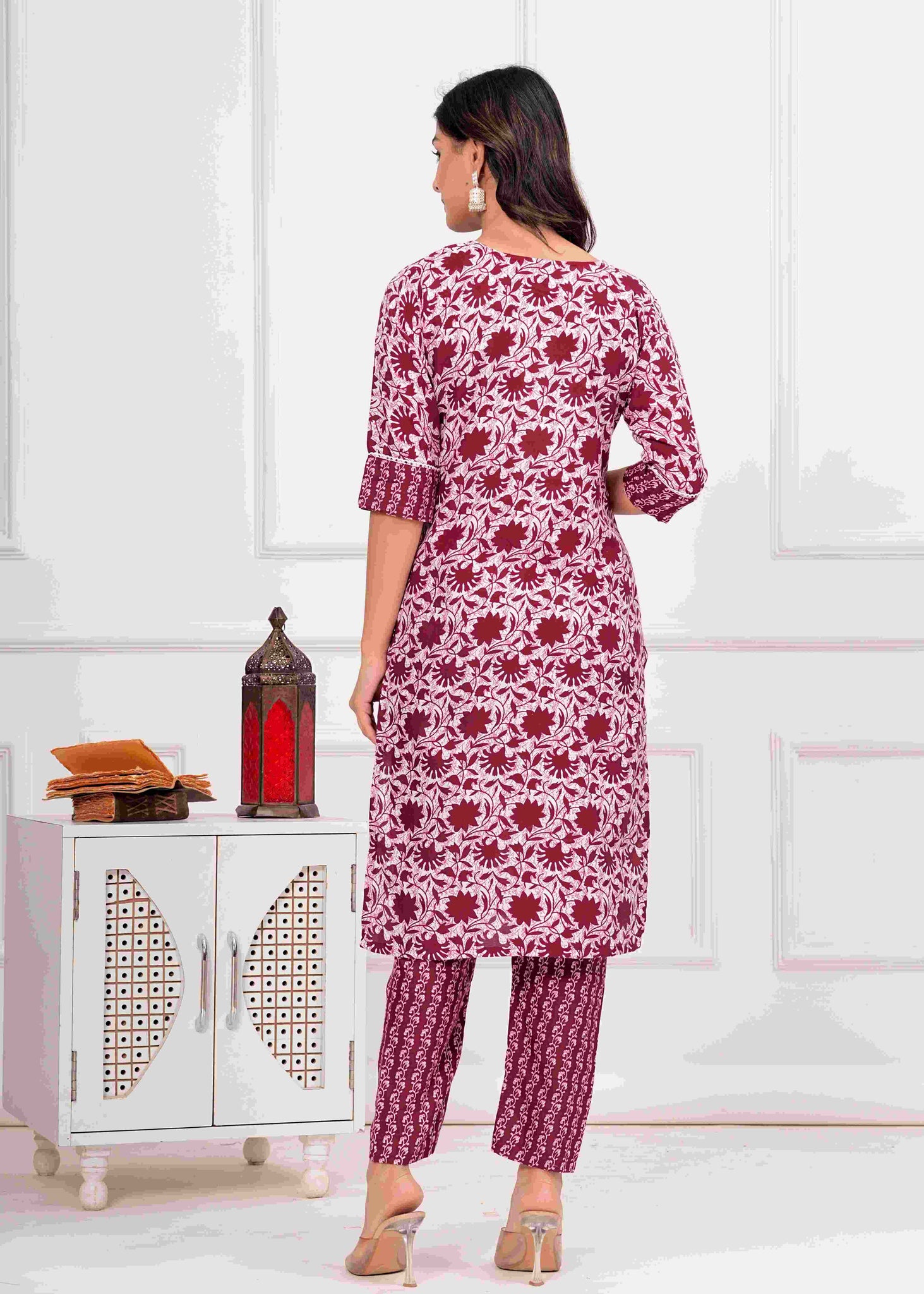 Yagnik Fashion Women's Floral Printed Round No Dupatta Cotton Kurta Sets